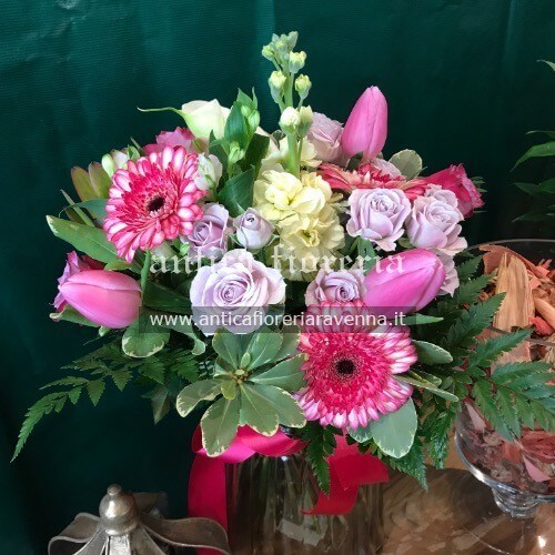 Bouquet di rose, gerbere e complementi